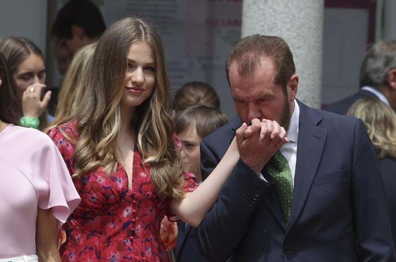 Os retratos da família feliz. O crisma da infanta Sofia, o regresso de Leonor e as polémicas com Letizia
