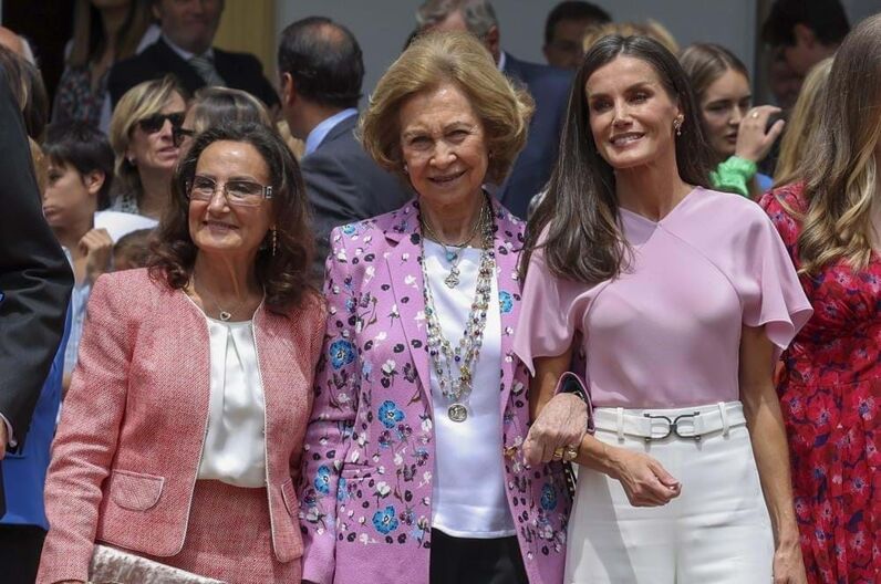 Os retratos da família feliz. O crisma da infanta Sofia, o regresso de Leonor e as polémicas com Letizia