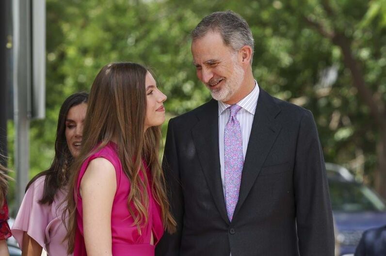 Os retratos da família feliz. O crisma da infanta Sofia, o regresso de Leonor e as polémicas com Letizia