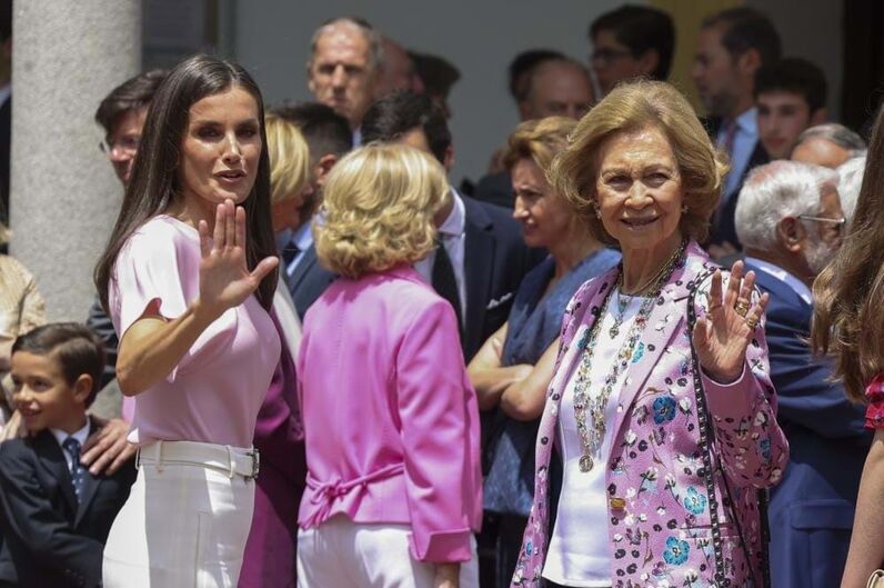 Os retratos da família feliz. O crisma da infanta Sofia, o regresso de Leonor e as polémicas com Letizia