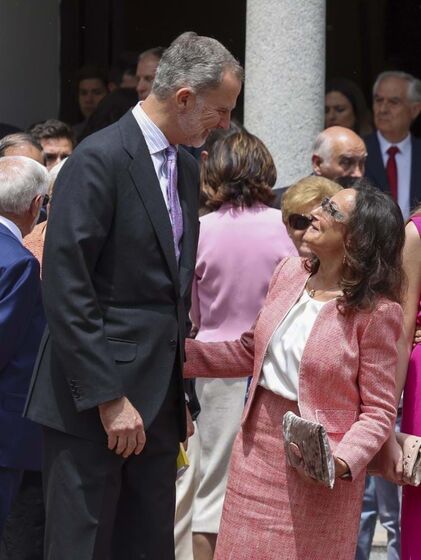 Os retratos da família feliz. O crisma da infanta Sofia, o regresso de Leonor e as polémicas com Letizia