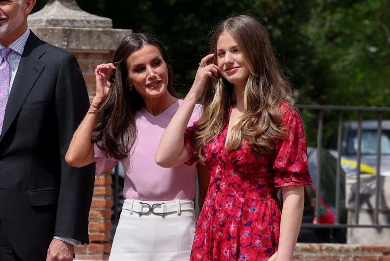 Os retratos da família feliz. O crisma da infanta Sofia, o regresso de Leonor e as polémicas com Letizia