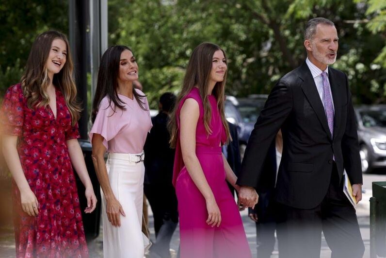 Os retratos da família feliz. O crisma da infanta Sofia, o regresso de Leonor e as polémicas com Letizia