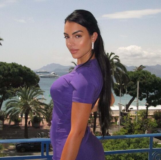 Georgina Rodríguez deslumbra em Cannes com modelo dourado