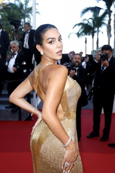Georgina Rodríguez deslumbra em Cannes com modelo dourado