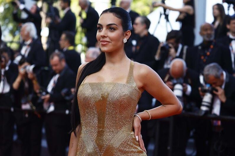 Georgina Rodríguez deslumbra em Cannes com modelo dourado
