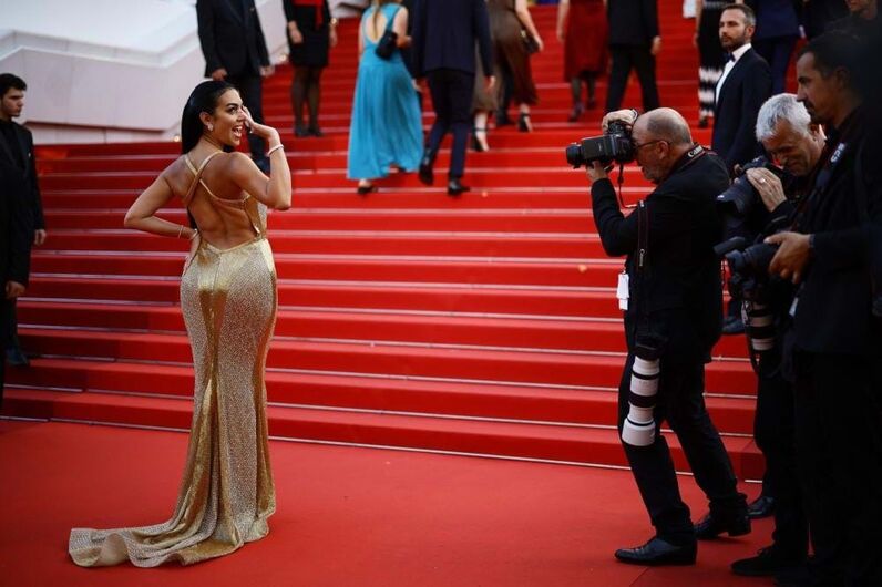 Georgina Rodríguez deslumbra em Cannes com modelo dourado
