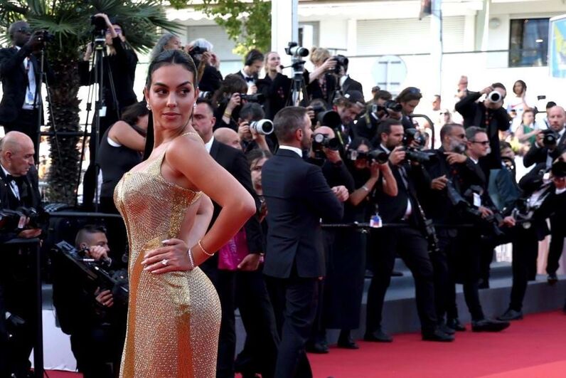 Georgina Rodríguez deslumbra em Cannes com modelo dourado