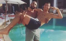 Os dias escaldantes de Cristiano Ronaldo: das festas privadas na piscina ao 'colinho' do amigo marroquino que valeu um raspanete daqueles...