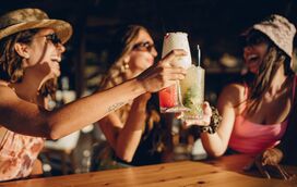 Este calor pede sunsets na praia! Os melhores beach lounge para aproveitar os areais da Costa de Caparica