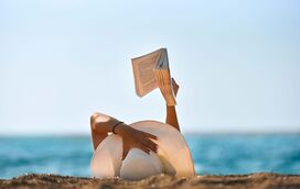Como é bom ler na praia...  7 livros acabadinhos de sair e que vai querer levar para as suas férias