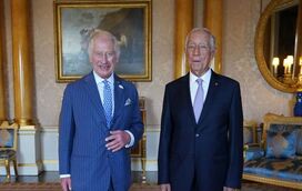 Marcelo Rebelo de Sousa recebido por Carlos III no palácio de Buckingham para celebração da aliança anglo-portuguesa