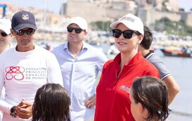 Princesa Charlene sorridente em evento da sua fundação