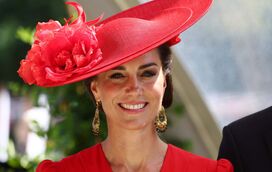 Mulher de vermelho. Kate Middleton centro das atenções em Ascot com visual exuberante 