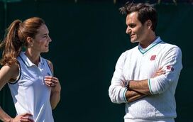 Kate Middleton mostra dotes no ténis ao lado de Roger Federer mas acaba como apanha-bolas em Wimbledon