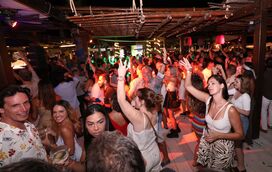 Prepare-se para uma noite fantástica ao som dos anos 80 e 90. FLASH!DANCE chega a Portimão com muitas surpresas 