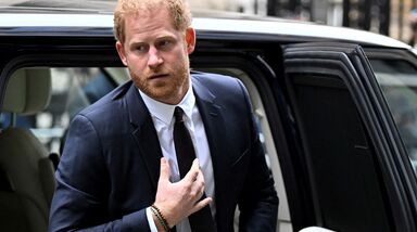Principe Harry regressa a Londres para novo ataque na justiça