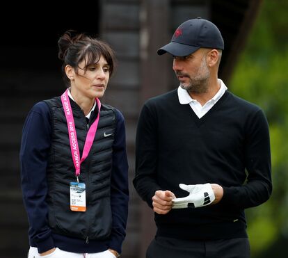 Quem é a mulher que fala português que 'obrigou' Pep Guardiola a fazer pausa na carreira e que é o maior apoio do treinador espanhol