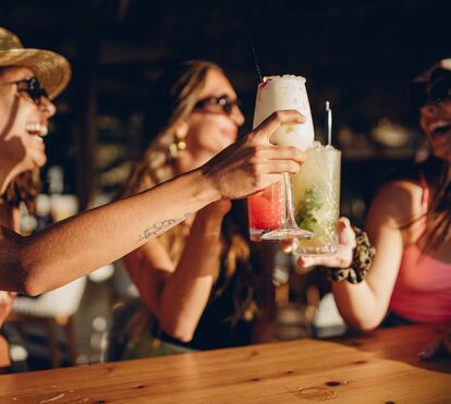 Este calor pede sunsets na praia! Os melhores beach lounge para aproveitar os areais da Costa de Caparica