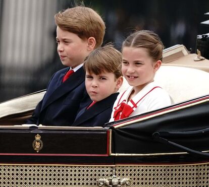 Rei Carlos III vive dia de festa inédito, mas mantém filho Harry afastado
