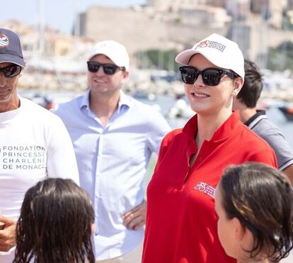 Princesa Charlene sorridente em evento da sua fundação