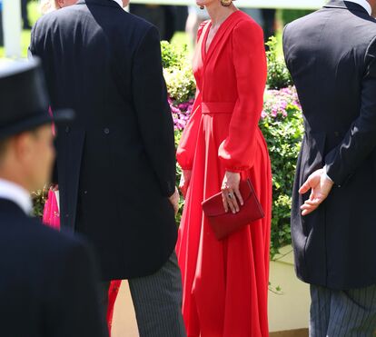Mulher de vermelho. Kate Middleton centro das atenções em Ascot com visual exuberante 