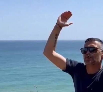 Mesmo de férias no Algarve, Sérgio Conceição vibra com o FC Porto enquanto fuma um charuto