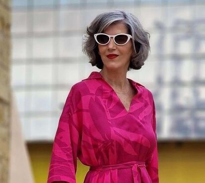 Mulheres com mais de 40 anos: como usar sandálias rasas e manter a elegância