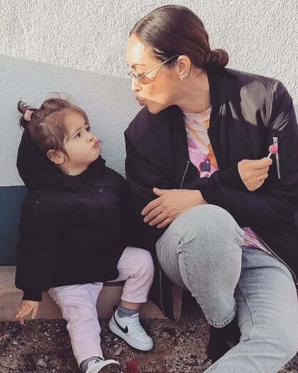 Débora Monteiro com as filhas