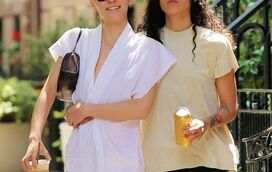 Lily Rose Depp namora em Portugal ao som da música da namorada