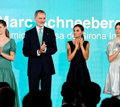 Princesa Leonor foi apoiada pela família na entrega dos prémios Fundação Princesa de Girona