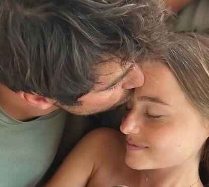 Superpai! Kelly Bailey não consegue resistir aos cuidados de Lourenço Ortigão com o filho ao colo