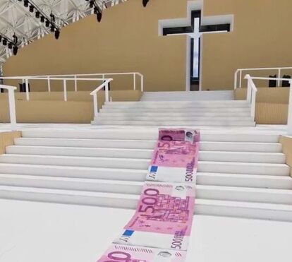 Bordalo II disfarça-se de trabalhador e estende passadeira com notas de 500 no altar do Papa Francisco