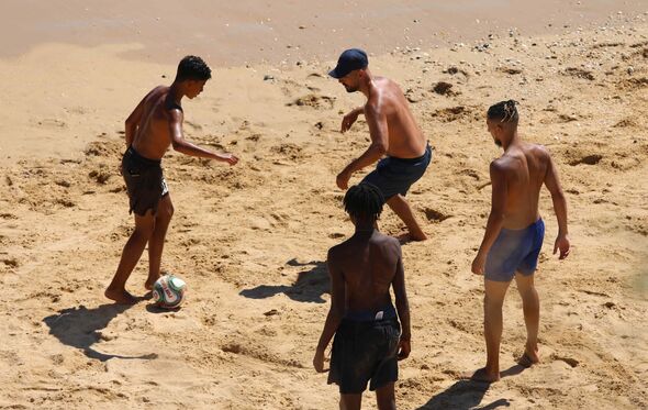 Cristianinho joga à bola na praia da Oura com os amigos 