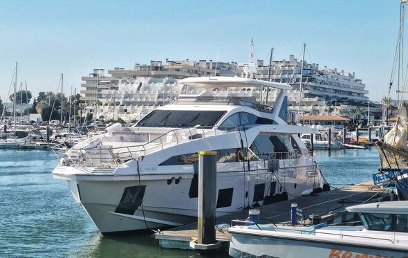 o iate que Cristiano trouxe para Vilamoura 