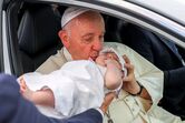 Papa Francisco benze um bebé em Lisboa 