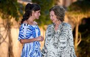 Serão umas falsas? Sorrisinhos das rainhas Letizia e Sofia são só para o boneco. Quem o jura é a maior comentadora da realeza espanhola