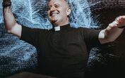 Ao mais alto nível: o DJ Padre Guilherme 3 a partir tudo na pista de Dança 