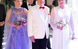 Charlene e Alberto do Mónaco divertem-se no baile da Cruz Vermelha