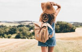 Pronto para as férias! Esta mochila tem as medidas certas para a cabine do avião, mas vai surpreender-se com o que cabe lá dentro