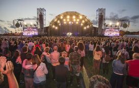 Que bem que se canta em português! Sol da Caparica recebe talento de Carolina Deslandes, Nininho Vaz Maia e Matias Damásio