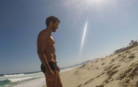 Ator brasileiro Nikolas Antunes divulgou intimidade nas redes sociais