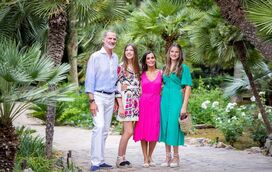 A família acima de tudo: as imagens de felicidade de Letizia com as filhas Leonor e Sofia e o marido, o rei Felipe, durante as férias em Maiorca 