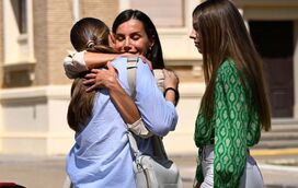 Coração de mãe: o abraço sentido da rainha Letizia ao despedir-se da filha Leonor