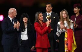 Letizia e a infanta Sofia ajudaram à festa na celebração de Espanha campeã do Mundo, em futebol feminino