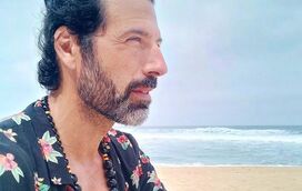 Gustavo Santos mostra-se todo nu ao lado dos filhos: "A vida é mais leve quando nos despimos"