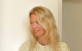 Como o vinho do Porto. Claudia Schiffer festeja 53.º aniversário com fotografias sensuais em biquíni