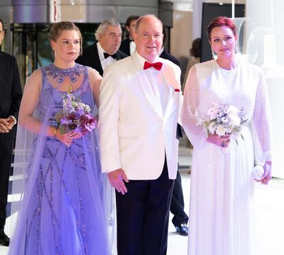 Charlene e Alberto do Mónaco divertem-se no baile da Cruz Vermelha