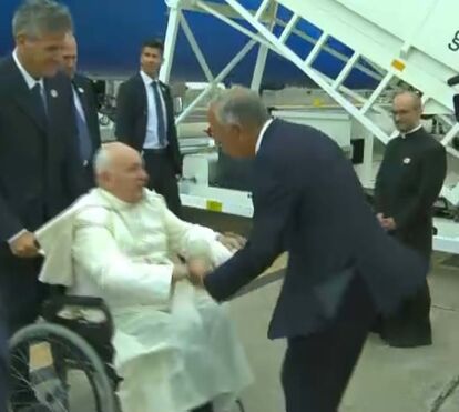 O entusiasmo de Marcelo Rebelo de Sousa ao receber Papa... que quase 'deslocou' os braços a Sua Santidade  