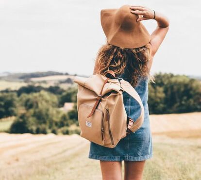 Pronto para as férias! Esta mochila tem as medidas certas para a cabine do avião, mas vai surpreender-se com o que cabe lá dentro